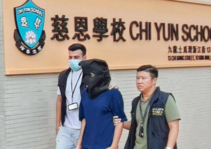 홍콩에서 시계 가게 무장 강도 혐의로 체포된 10세 파키스탄 소년(가운데). 연합뉴스