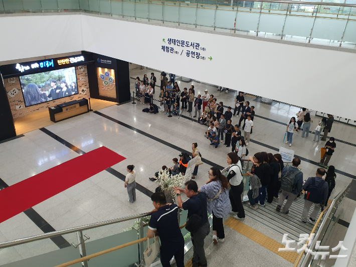 대한민국 지속가능 발전대회 부대 행사를 참석자들이 지켜보고 있다. 고영호 기자