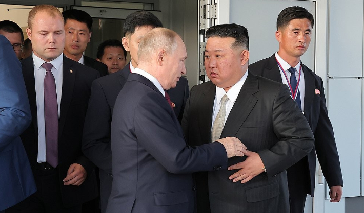 북한 김정은 국무위원장의 러시아 방문을 환영해 블라디미르 푸틴 러시아 대통령이 지난 13일 연회를 마련했다고 조선중앙통신이 14일 보도했다. 연합뉴스