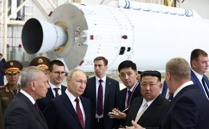 김정은 북한 국무위원장(가운데 오른쪽)과 블라디미르 푸틴 러시아 대통령(가운데 왼쪽)이 13일(현지시간) 러시아 아무르주 보스토치니 우주기지를 둘러보고 있다. 러시아 현지 매체들은 북러 정상회담이 임박했다는 소식을 전하고 있다. 연합뉴스