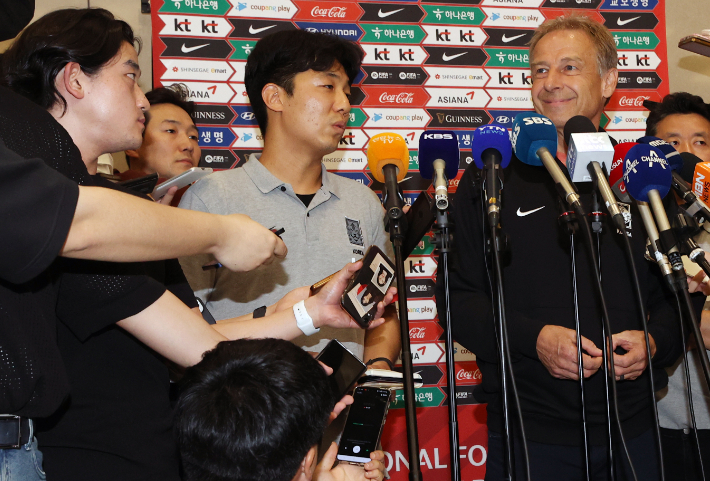 위르겐 클린스만 한국 남자축구 국가대표팀 감독이 14일 오후 인천공항 제2터미널에서 취재진의 질문에 답하고 있다. 연합뉴스