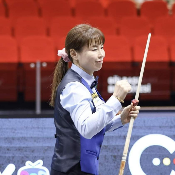 이신영이 14일(한국 시각) 튀르키예 앙카라에서 열린 제11회 세계여자3쿠션선수권대회 결승에서 니시모토 유코(일본)를  누르고 우승한 뒤 주먹을 불끈 쥐고 있다. 대한당구연맹