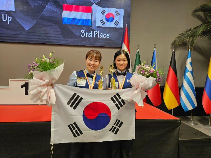14일(한국 시각) 튀르키예 앙카라에서 열린 제11회 세계여자3쿠션선수권대회 시상식에서 이신영(왼쪽)과 김하은이 기념 촬영을 한 모습. 연맹