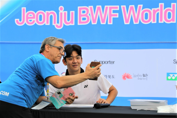이용대가 14일 '2023 세계배드민턴연맹(BWF) 세계시니어선수권대회' 사인회 행사에서 팬과 함께 사진을 찍고 있다. 전주=요넥스 