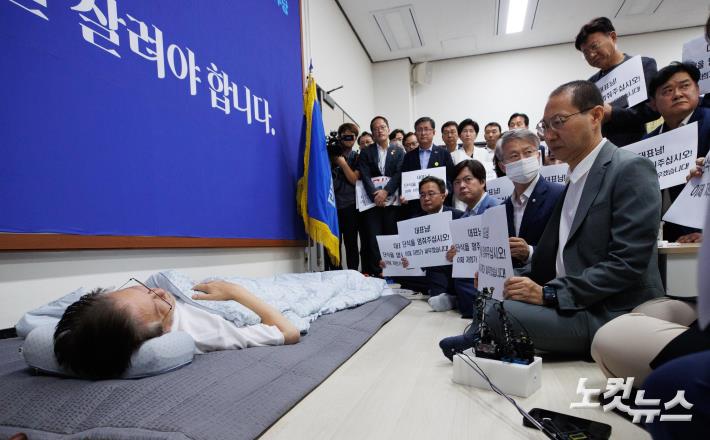 단식 중단 촉구하며 이재명 대표 찾은 민주당 의원들