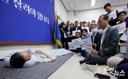 단식 중단 촉구하며 이재명 대표 찾은 민주당 의원들