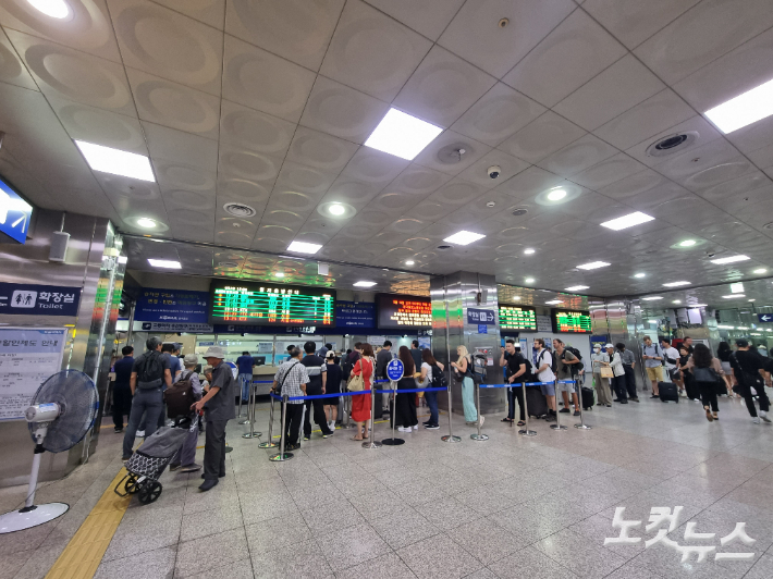 철도노조 파업 이틀째인 15일 부산역에 표를 구하기 위한 시민들이 줄을 섰다. 김혜민 기자