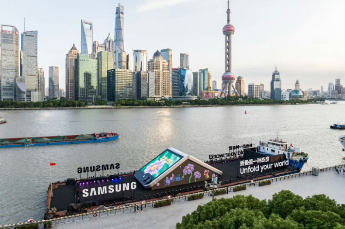 삼성전자가 지난 8일 중국 상하이에서 LED로 제작된 약 70m 길이의 '갤럭시 Z 플립5' 조형물 선박을 제작하고 선상 마케팅을 진행했다고 12일 밝혔다. 연합뉴스