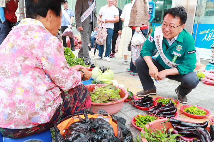 손병복 울진군수가 전통시장에서 장보기 행사를 갖고 있다. 울진군 제공