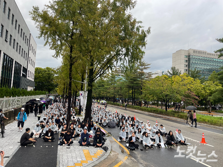 15일 오후 대전 서구 둔산동 대전교육청 옆 도로에서 숨진 대전 교사의 추모제가 열렸다. 김미성 기자