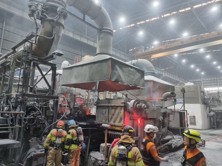 16일 8시44분쯤 울산시 울주군 온산읍의 한 주물공장에서 용광로가 폭발하는 사고가 발생해 작업자 1명이 숨졌다. 울산소방본부 제공