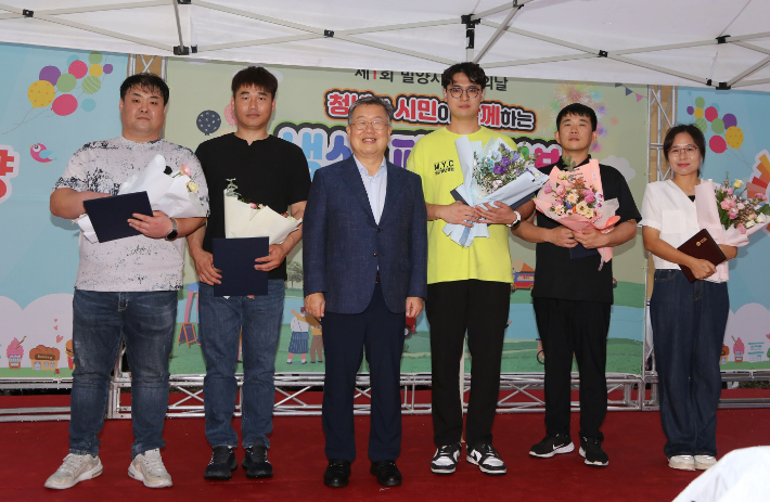 지난 16일 밀양시 청년의 날 기념식에서 박일호 시장과 표창장 수상자들이 기념촬영을 하고 있다. 밀양시 제공