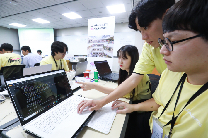 LG 에이머스 해커톤 참가자들. LG 제공