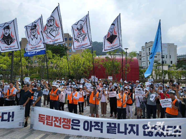 17일 오후 서울 중구 남산예장공원에서 민족문제연구소 주최로 열린 홍범도 흉상 철거 규탄 집회에서 참가자들이 구호를 외치고 있다. 박희영 기자