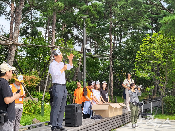 17일 오후 서울 중구 남산예장공원에서 민족문제연구소 주최로 열린 홍범도 흉상 철거 규탄 집회에서 우당(友堂) 이회영의 손자인 이종걸 전 더불어민주당 국회의원이 발언하고 있다. 박희영 기자