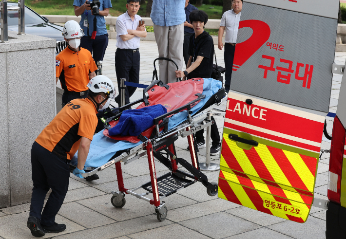 17일 단식 중 건강이 악화된 더불어민주당 이재명 대표를 병원으로 옮기기 위해 투입됐던 구급대원들이 이 대표의 거부로 빈 들것을 끌고 국회 본청에서 나오고 있다. 연합뉴스