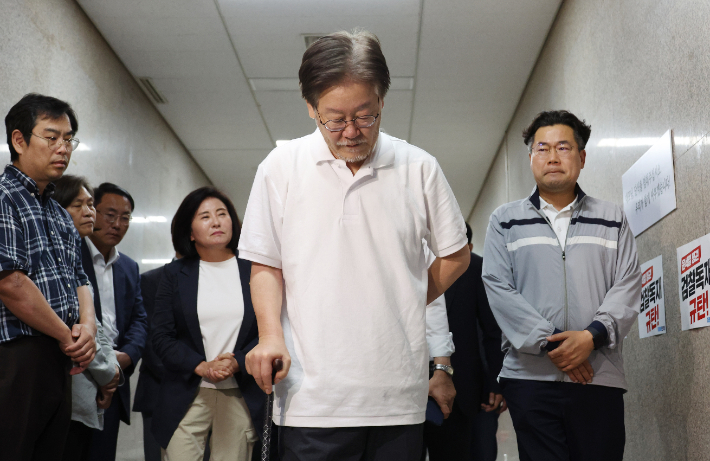 단식 중인 더불어민주당 이재명 대표가 17일 오후 수척해진 모습으로 당 대표실 앞을 걸어가고 있다. 연합뉴스