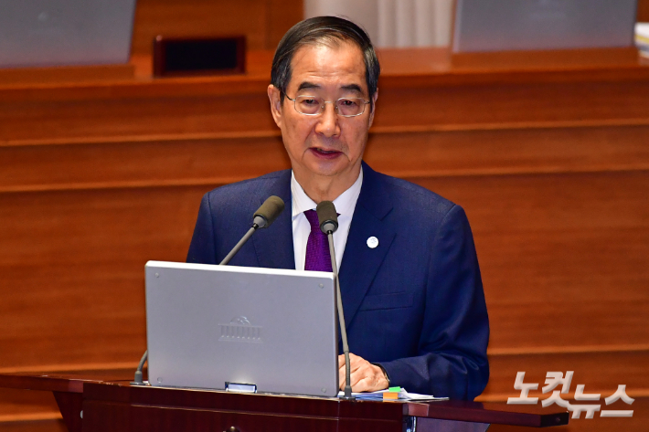 한덕수 국무총리가 7일 서울 여의도 국회에서 열린 제410회국회(정기회) 제4차 본회의 경제 분야 대정부 질문에서 의원 질의에 답변을 하고 있다. 윤창원 기자