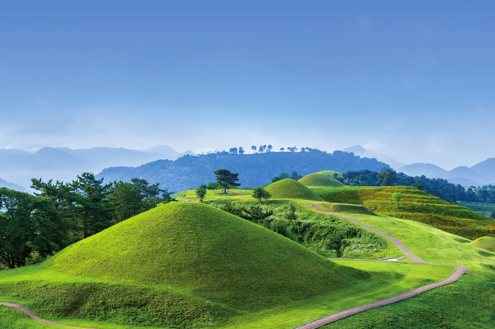 말이산 고분군 전경. 함안군 제공
