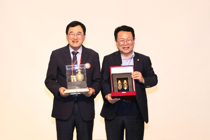 주낙영(왼쪽) 경주시장과 정헌율 익산시장이 선물교환을 한 후 기념촬영을 하고 있다. 경주시 제공