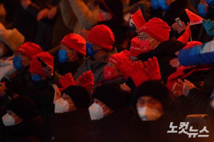 지난 2022 베이징 동계올림픽 개막식에서 중국 관중들이 박수를 치고 있다. 박종민 기자