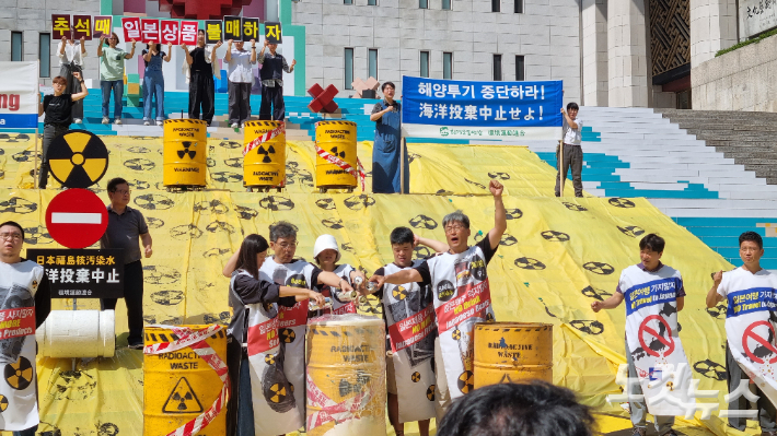 환경단체들이 18일 오전 11시 서울 종로구 세종문화회관 계단 앞에서 기자회견을 열어 일본 정부의 후쿠시마 오염수 해양방류 결정을 철회할 것을 촉구하며 일본상품 불매운동에 나선다고 밝혔다. 양형욱 기자