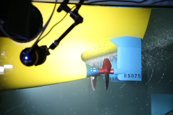 공동수조에서 선박의 공동현상을 실험하고 있다. 한화오션 제공