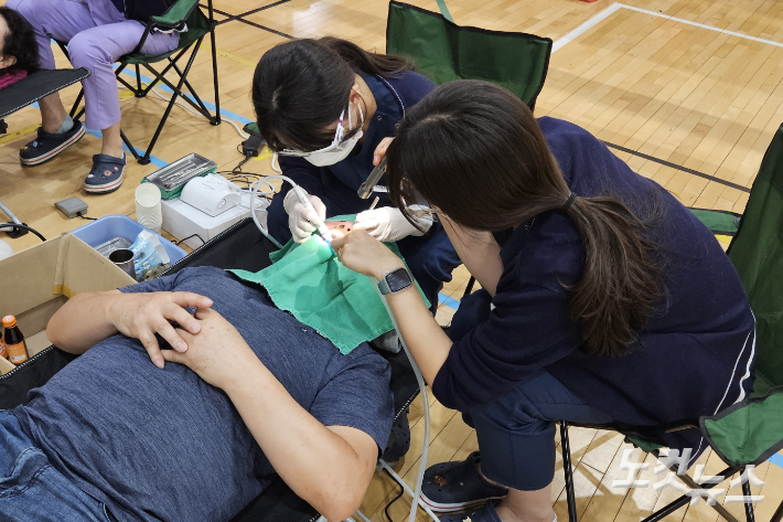 봉사활동은 지역 어르신 50여 명을 대상으로 내과와 신경정신과, 치과, 한방과, 혈액검사 등으로 진행됐다. 유상원 아나운서 