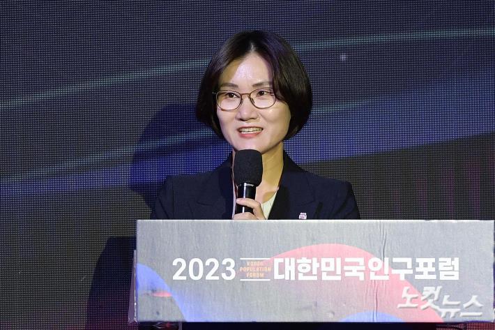 기조발제하는 김영미 부위원장