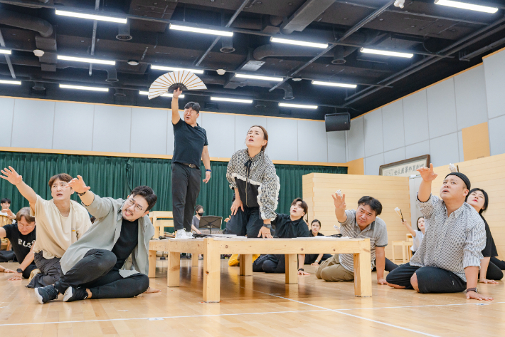 창극 '심청가' 연습실 공개행사에서 시연 중인 배우들. 국립창극단 제공 