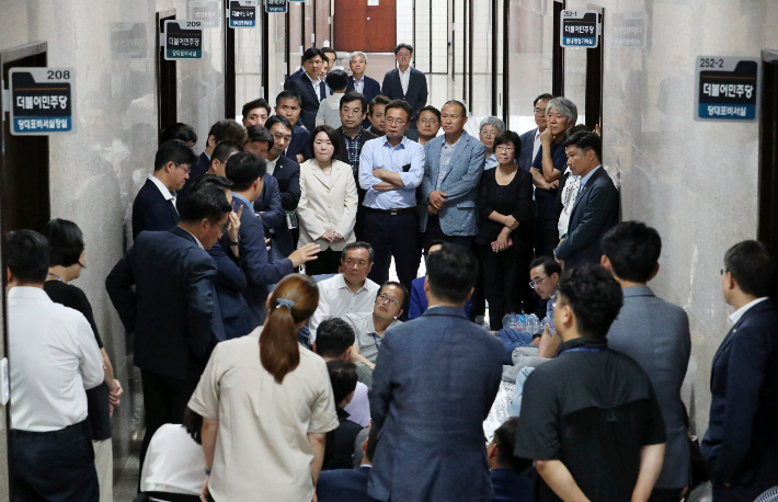 단식 중인 더불어민주당 이재명 대표가 머물고 있는 국회 당 대표실 앞에 의원들이 앉아 있다. 연합뉴스 