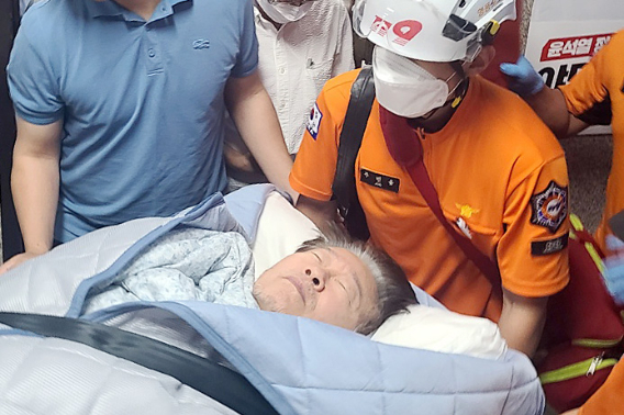 단식 중이던 더불어민주당 이재명 대표가 18일 건강이 악화돼 국회에서 병원으로 후송되고 있다. 연합뉴스