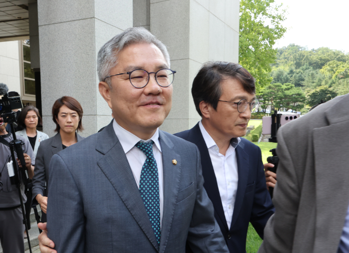 조국 전 법무부 장관 아들의 인턴 확인 경력서를 허위로 써준 혐의로 재판에 넘겨진 더불어민주당 최강욱 의원이 18일 오후 서울 서초구 대법원에서 상고심 선고 공판을 마치고 나오고 있다. 연합뉴스