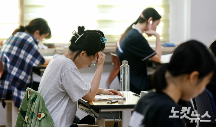 6일 서울 영등포구 여의도여고에서 열린 '2024학년도 대학수학능력시험 9월 모의평가'에서 고3 수험생들이 시험 준비를 하고 있다. 사진공동취재단