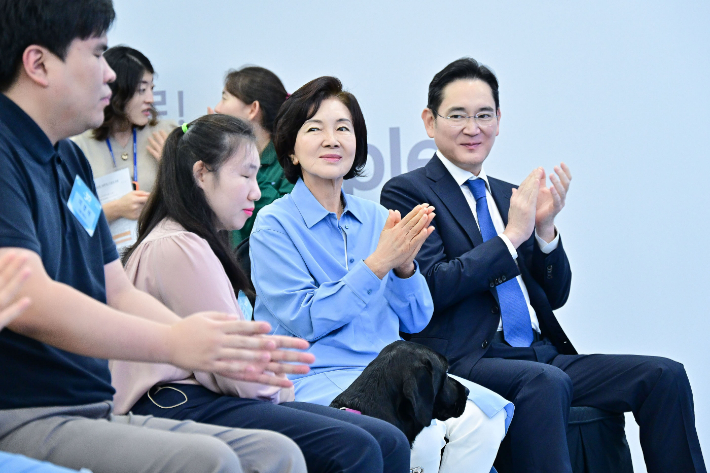 삼성전자 이재용 회장과 홍라희 전 삼성미술관 리움 관장이 19일 삼성화재 안내견학교에서 열린 안내견 30주년 기념 행사에 참석했다. 삼성전자 제공