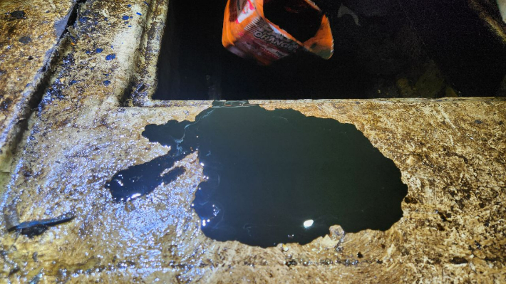 부산항에 폐기름 9300ℓ를 몰래 버린 러시아 선원들이 부산해경에 붙잡혔다. 이들이 불법 배출한 폐기름 모습. 부산해양경찰서 제공