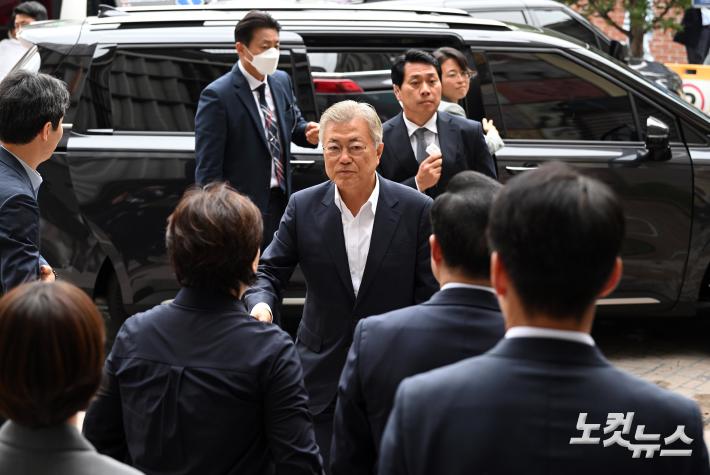 녹색병원 들어서는 문재인 전 대통령