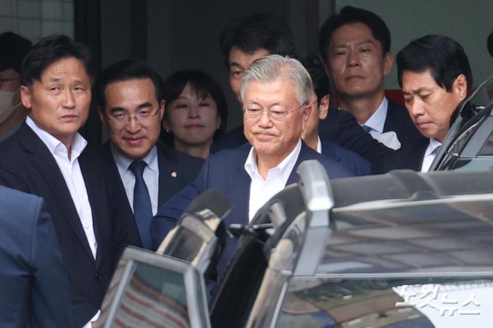 이재명 대표 만난 뒤 녹색병원 나서는 문재인 전 대통령