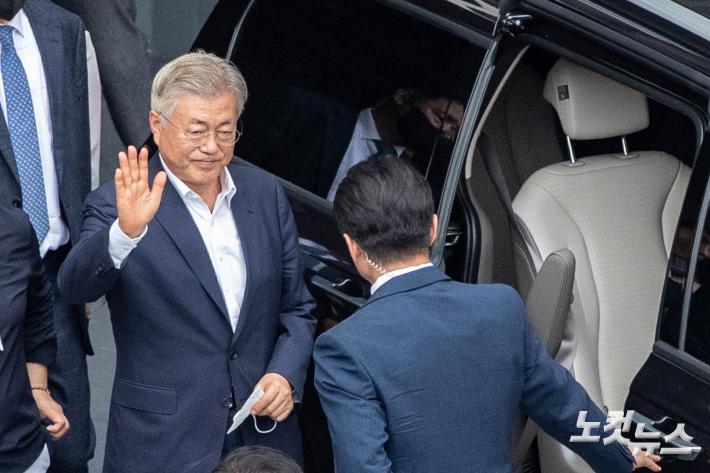 지지자들을 향해 인사하는 문재인 전 대통령