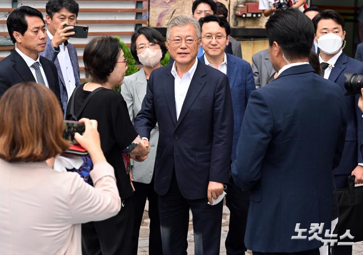 녹색병원 나서는 문재인 전 대통령