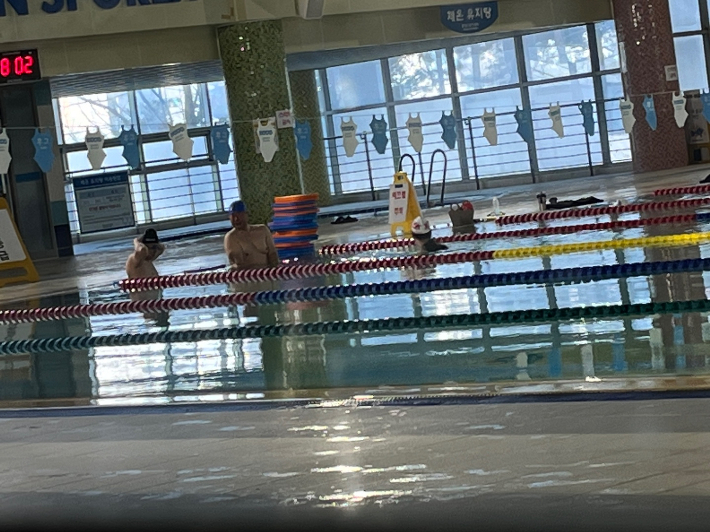 김경일 파주시장(가운데)과 목진혁 시의원이 지난 3월 17일과 21일 파주시의 한 수영장에서 점검 시간인 오전 7시 50분부터 수영 강습을 받고 있다. 독자 제공