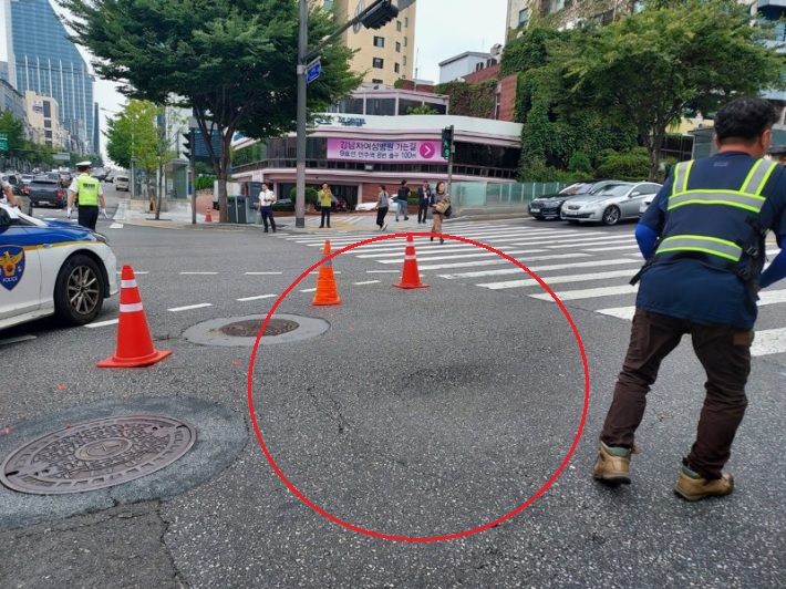 19일 서울 강남구 언주역 인근 도로가 침하돼 경찰과 구청이 교통통제에 나섰다. 강남구청 제공