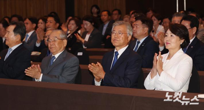 박수 치는 문재인 전 대통령