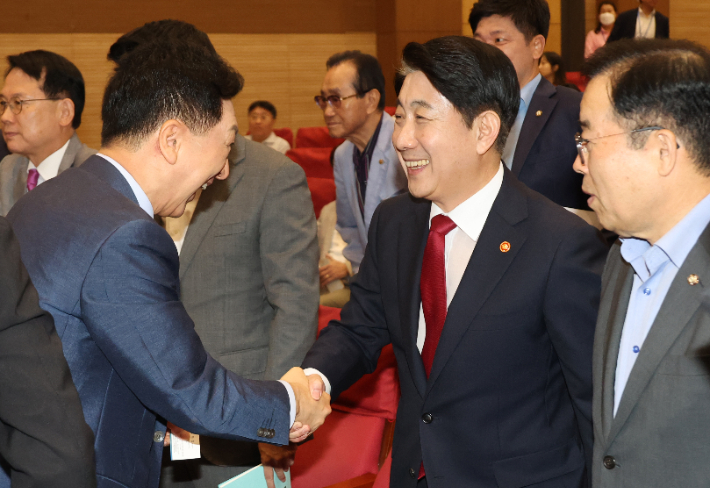 국민의힘 김기현 대표와 이동관 방송통신위원장이 19일 국회에서 열린 가짜뉴스 근절 입법청원 긴급공청회에서 인사하고 있다. 연합뉴스