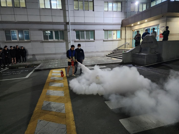 지난해 야간화재 대피훈련 모습. 부산시교육청 제공 