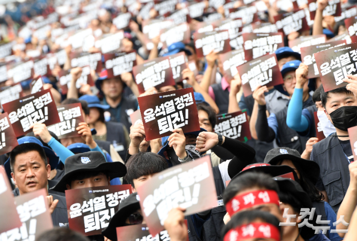 지난 7월 12일 오후 서울 용산구 이촌역 앞에서 열린 민주노총 금속노조 전국동시다발 총파업 대회 참가자들이 구호를 외치고 있다. 황진환 기자