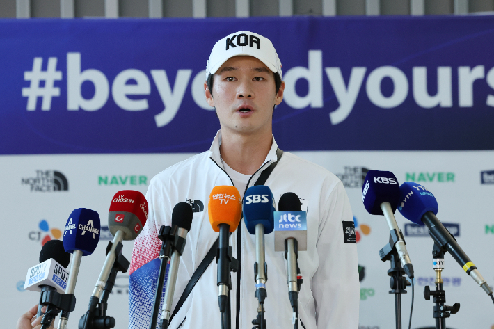 2022 항저우아시안게임 테니스 대표팀 권순우가 20일 인천국제공항을 통해 중국으로 출국하기에 앞서 취재진과 인터뷰하고 있다. 연합뉴스