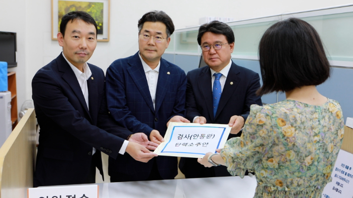 김용민, 박찬대, 황운하(왼쪽부터) 더불어민주당 의원이 19일 국회에 안동완 수원지검 안양지청 차장검사 탄핵소추안을 제출했다. 김용민 의원실 제공