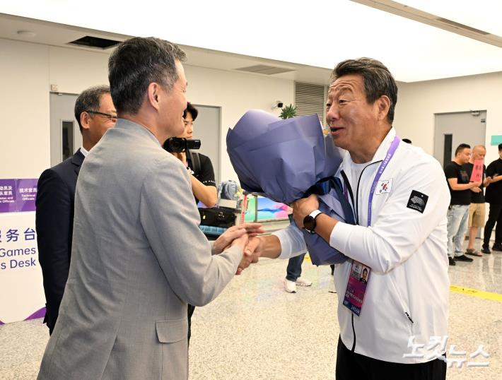 꽃다발 받은 최윤 선수단장