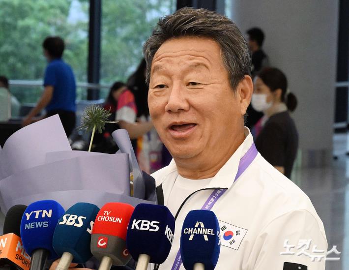 각오 밝히는 최윤 단장